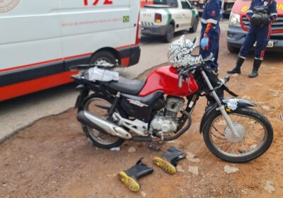 Moto que vinha pelo acostamento é atingida por caminhão na MG-050