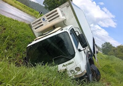 Caminhão tomba ao aquaplanar na MG-050 próximo à Salgados