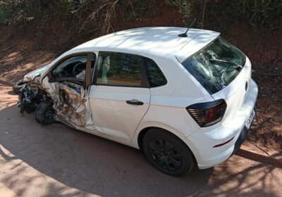 Carro atinge lateral de carreta na MG-431, próximo à Cachoeira dos Chaves