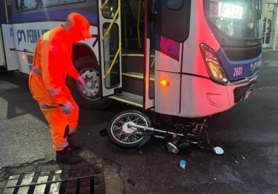 Moto para debaixo de ônibus após conversão em Santanense