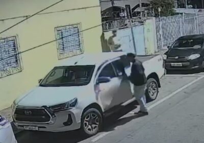 Câmera flagra furto de picape na Rua Manoel Gonçalves