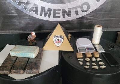 PM localiza drogas escondidas em mata de Itaúna, após denúncia