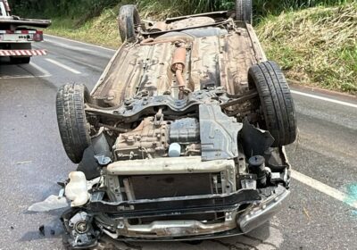 Condutor perde controle da direção e capota carro próximo ao pedágio