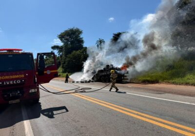 Caminhão fica destruído ao pegar fogo na MG-050 em Itaúna
