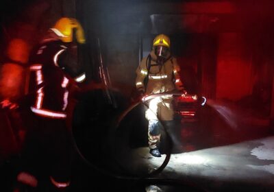 Veículo é atingido por incêndio em garagem no Aeroporto