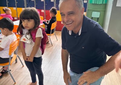 Alunos da rede municipal recebem kits escolares e mochilas