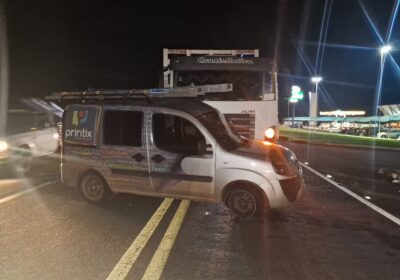 Doblò colide com caminhão ao convergir na MG-050