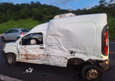 Fiorinos colidem durante a chuva na MG-050
