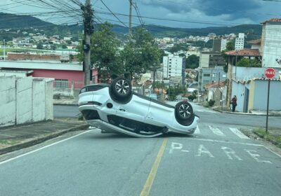 Avanço à sinalização de Pare ocasiona capotamento no bairro das Graças