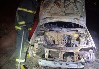 Ocupantes saem a tempo de incêndio em carro na MG-431