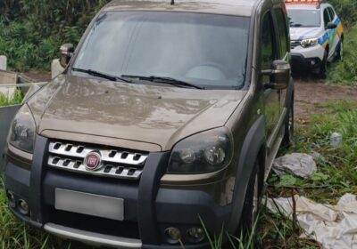 Doblò escondido em mata na MG-431 é localizado pela PM