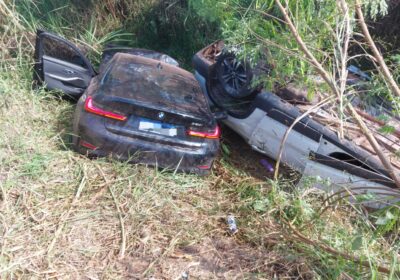 Picape cai em córrego após batida na MG-431 e motorista não resiste