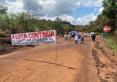 Protesto mantém interdição de estrada de acesso à Usiminas em Itatiaiuçu