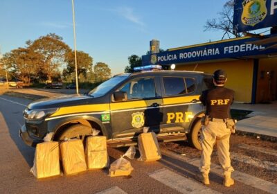 Condutor tenta fugir, mas é preso pela PRF com 107 kg de maconha