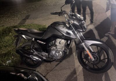 Moto e carro colidem em conversão na MG-431 próximo à universidade