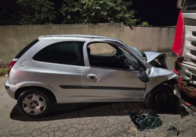 Mulher fica ferida após carro atingir carreta estacionada no Santa Mônica