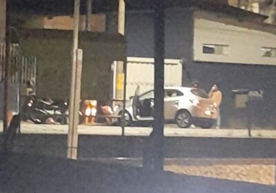 Carro atinge poste após condutor perder controle