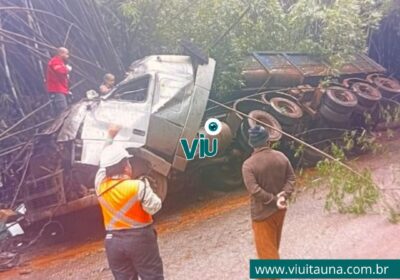 Caminhoneiro é socorrido após acidente em acesso à mineradora em Itatiaiuçu