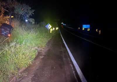 Condutor perde controle com pista molhada na MG-050 em Itaúna