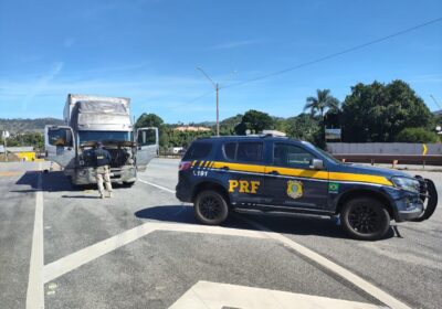 Adolescente de 14 anos é flagrado dirigindo caminhão carregado na Fernão Dias