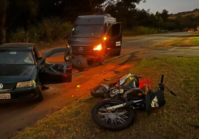 Carro, moto e van se envolvem em acidente na MG-431 em Itatiaiuçu