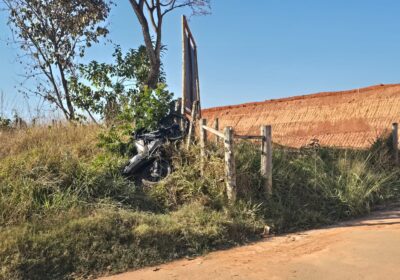 Parou na cerca: moto sai da pista na MG-050 em Itaúna