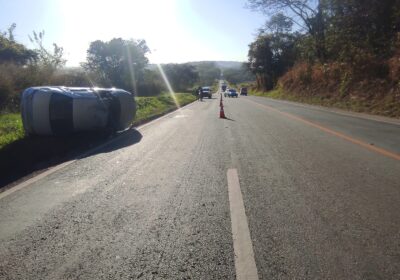 Condutor desvia de ultrapassagem e capota veículo na MG-050 em Itaúna