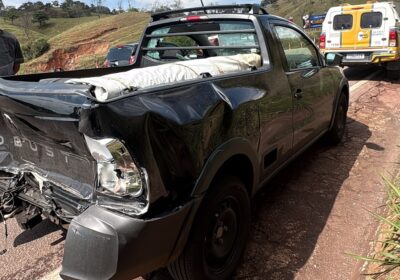 Caminhão colide em picape na faixa “sem parar” do pedágio de Itaúna
