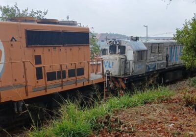 Carro parado na linha férrea causa acidente com trem em Itaúna