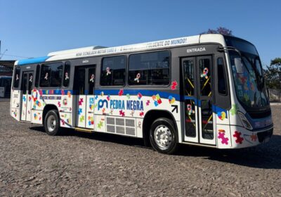 Viação Pedra Negra transforma ônibus em mensagem de inclusão pelas ruas de Itaúna