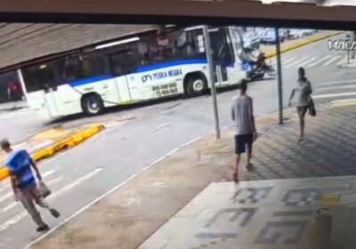 Coletivo faz conversão e motocicleta vai ao chão na Jove Soares