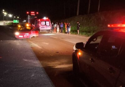 Carro capota após colidir com ônibus em alça de acesso na MG-050 em Itaúna