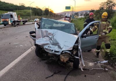 Carro na contramão causa batida frontal na MG-050 próximo ao trevo de Itaúna