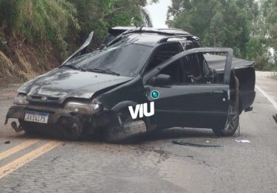 Picape capota na MG-431 próximo à divisa entre Itaúna e Pará de Minas