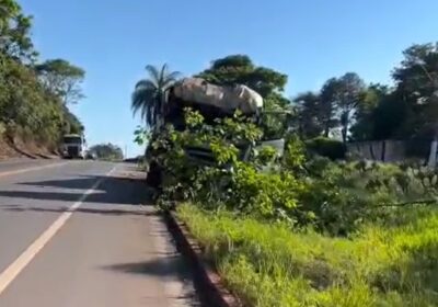 Carreta sai da pista na MG-431 próximo ao Lago do Sol