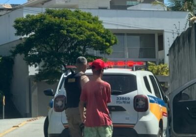 Portando faca, homem ameaça transeuntes em Itaúna e PM é acionada