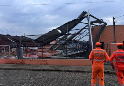 Cobertura de quadra desaba e cai sobre residências em Rio Manso