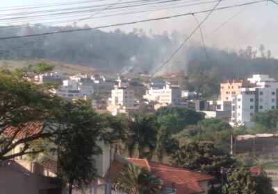 Incêndio consome 20 hectares de área e se aproxima do bairro Tropical